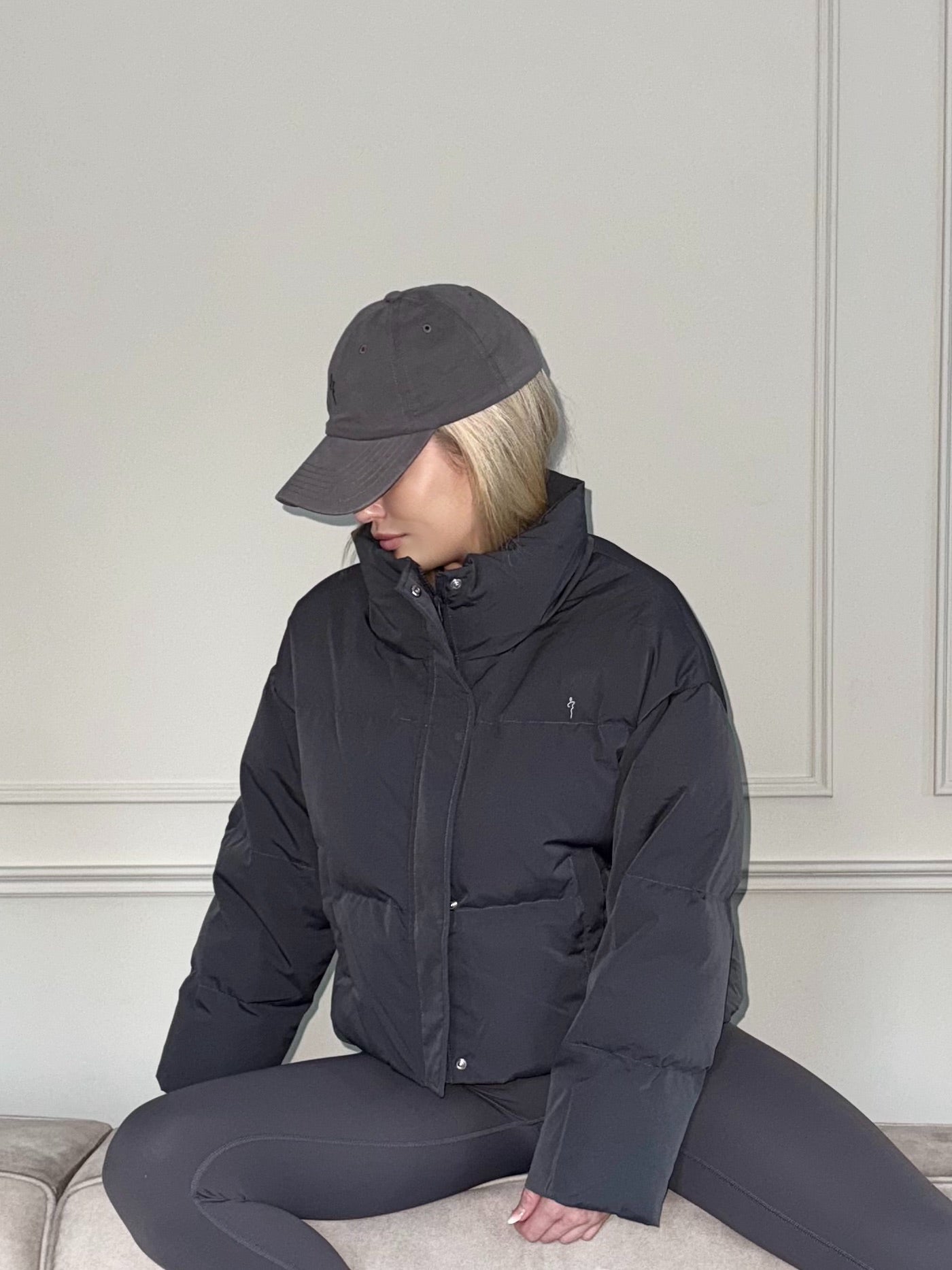 CROPPED DOWN PUFFER IN GREY